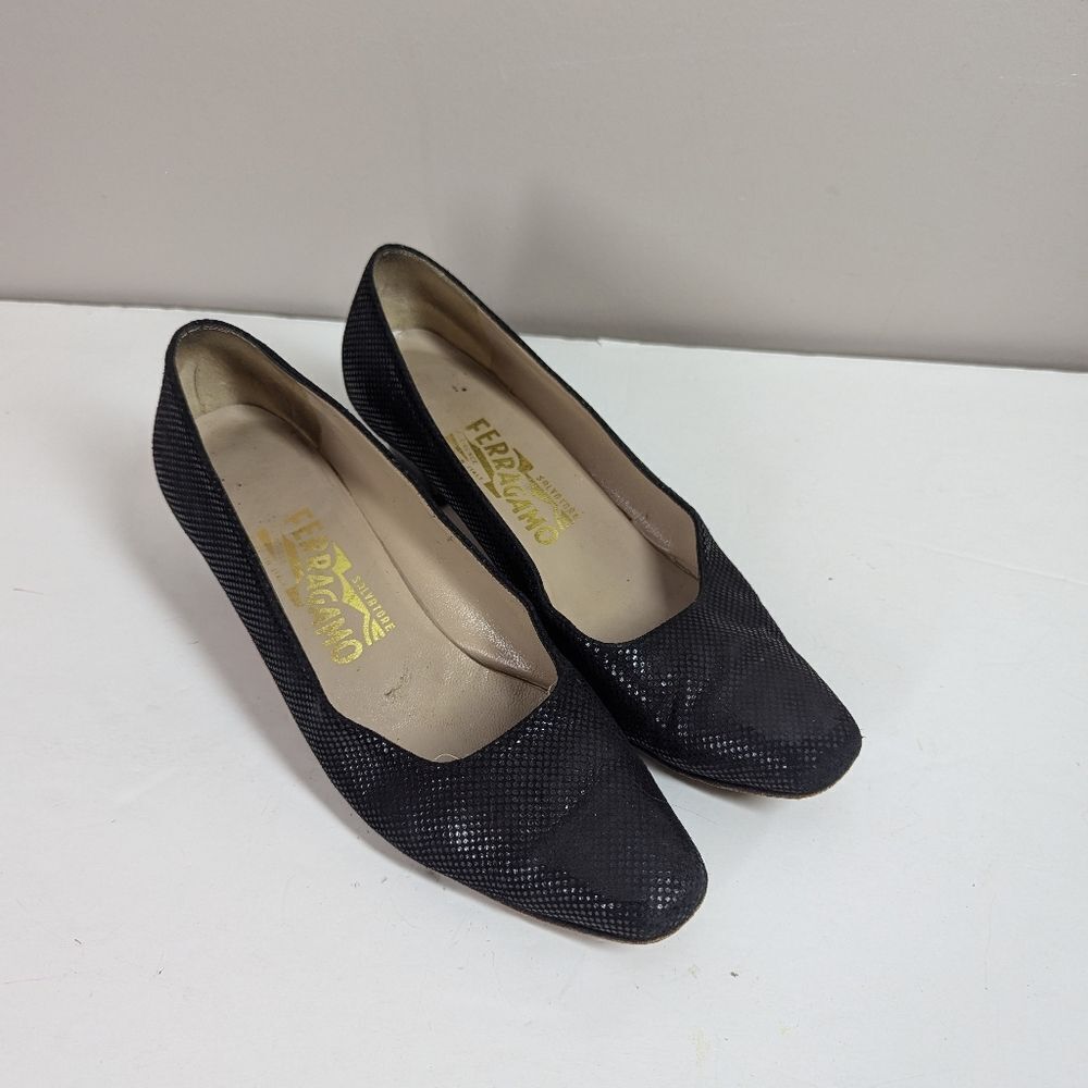 Salvatore Ferragamo Black Leather Low Heel Pumps – Textured Dot Pattern – Sz 7aa - Picture 2 of 9